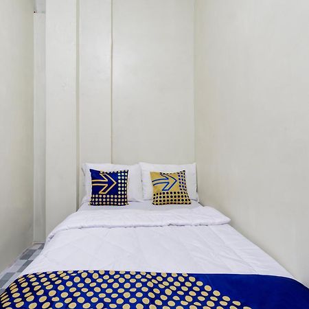 Spot On 93967 Hasna Guest House Syariah Kediri  Exteriér fotografie