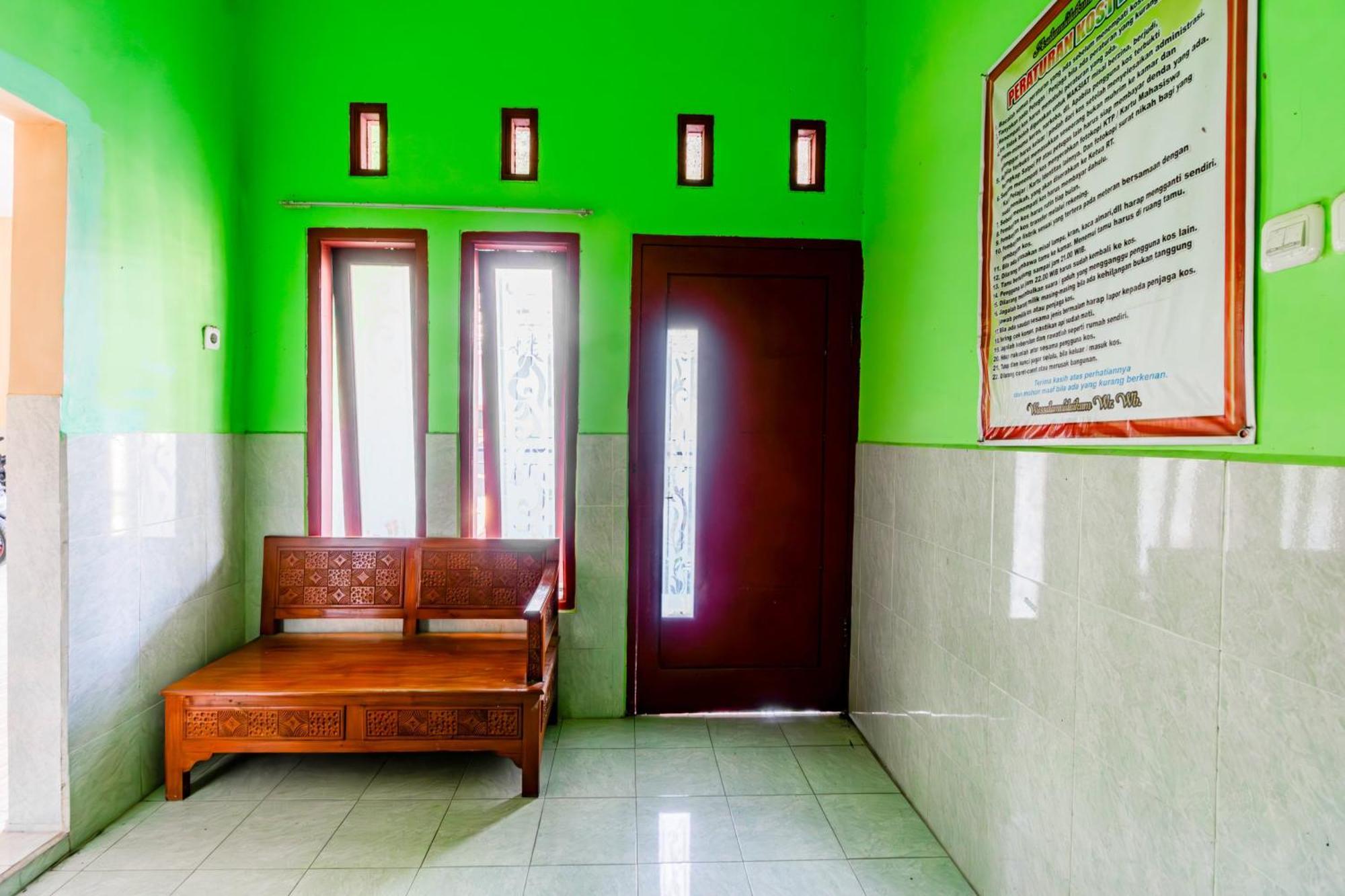 Spot On 93967 Hasna Guest House Syariah Kediri  Exteriér fotografie